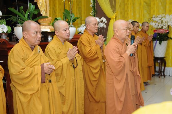 Các Phái Đoàn Kính Viếng Giác Linh Đại Lão Hòa Thượng Phương Trượng Chùa Long Bửu ngày
