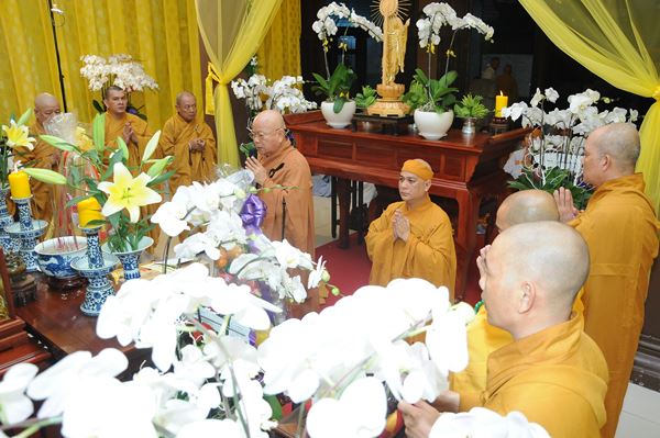 Các Phái Đoàn Kính Viếng Giác Linh Đại Lão Hòa Thượng Phương Trượng Chùa Long Bửu ngày