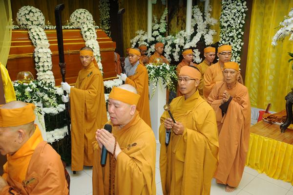 Các Phái Đoàn Kính Viếng Giác Linh Đại Lão Hòa Thượng Phương Trượng Chùa Long Bửu ngày
