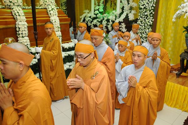 Các Phái Đoàn Kính Viếng Giác Linh Đại Lão Hòa Thượng Phương Trượng Chùa Long Bửu ngày
