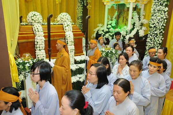 Các Phái Đoàn Kính Viếng Giác Linh Đại Lão Hòa Thượng Phương Trượng Chùa Long Bửu ngày