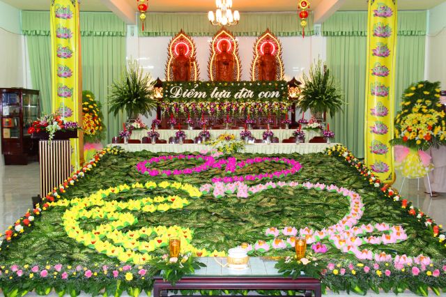 Tiền Giang: lung linh và cảm động đêm mặc niện hoa hồng chùa Nam An