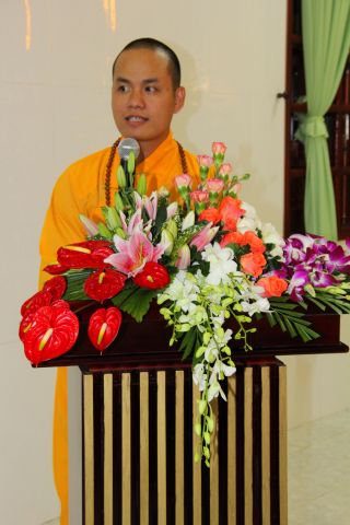 Tiền Giang: lung linh và cảm động đêm mặc niện hoa hồng chùa Nam An