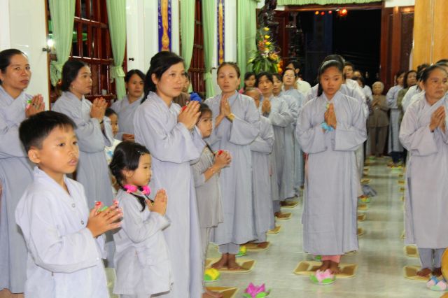 Tiền Giang: lung linh và cảm động đêm mặc niện hoa hồng chùa Nam An
