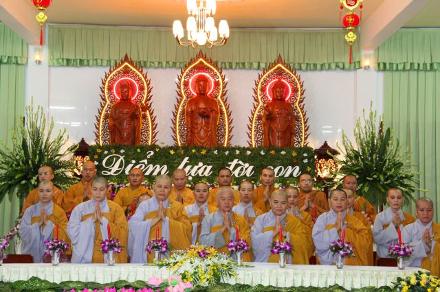 Tiền Giang: lung linh và cảm động đêm mặc niện hoa hồng chùa Nam An