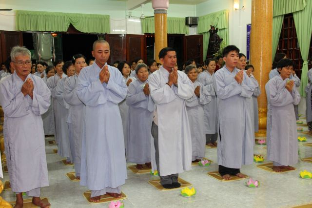 Tiền Giang: lung linh và cảm động đêm mặc niện hoa hồng chùa Nam An