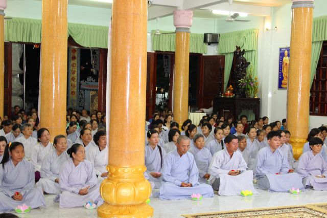 Tiền Giang: lung linh và cảm động đêm mặc niện hoa hồng chùa Nam An