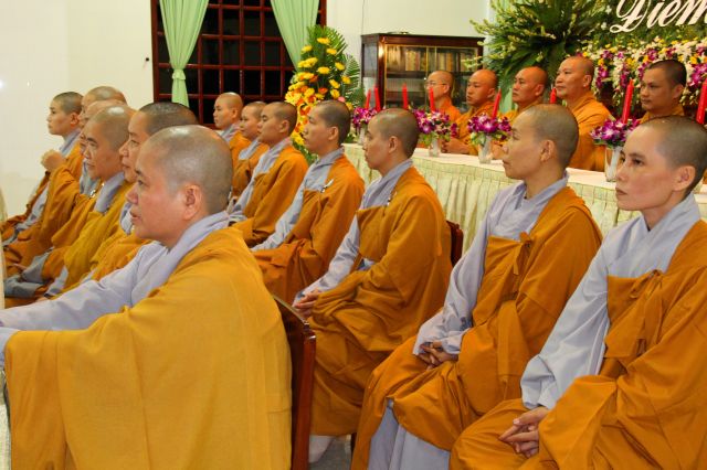 Tiền Giang: lung linh và cảm động đêm mặc niện hoa hồng chùa Nam An