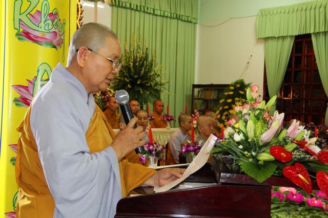 Tiền Giang: lung linh và cảm động đêm mặc niện hoa hồng chùa Nam An