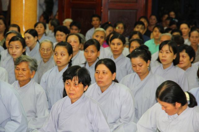 Tiền Giang: lung linh và cảm động đêm mặc niện hoa hồng chùa Nam An