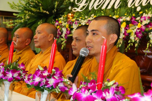 Tiền Giang: lung linh và cảm động đêm mặc niện hoa hồng chùa Nam An