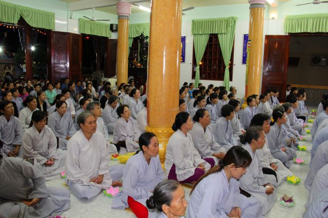 Tiền Giang: lung linh và cảm động đêm mặc niện hoa hồng chùa Nam An