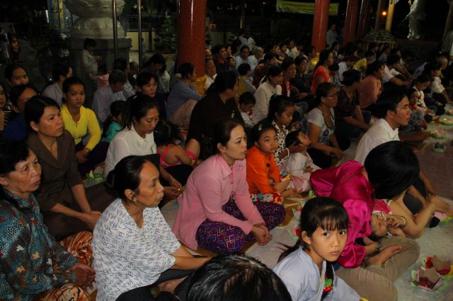 Tiền Giang: lung linh và cảm động đêm mặc niện hoa hồng chùa Nam An