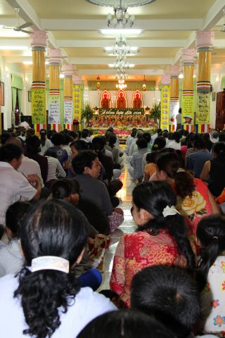 Tiền Giang: lung linh và cảm động đêm mặc niện hoa hồng chùa Nam An
