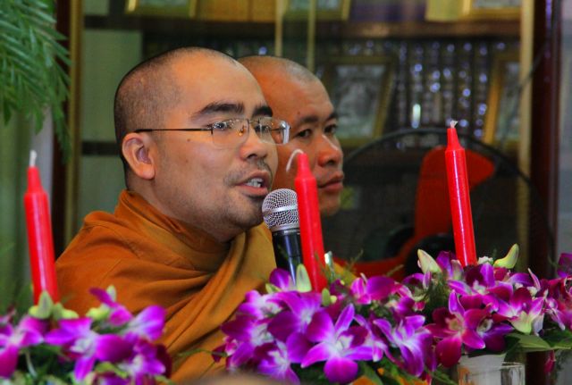 Tiền Giang: lung linh và cảm động đêm mặc niện hoa hồng chùa Nam An