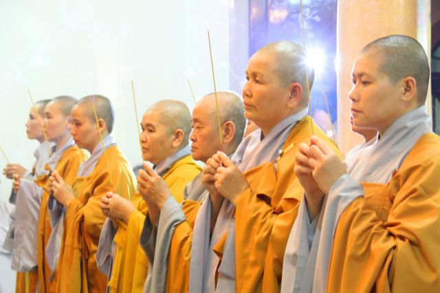 Tiền Giang: lung linh và cảm động đêm mặc niện hoa hồng chùa Nam An