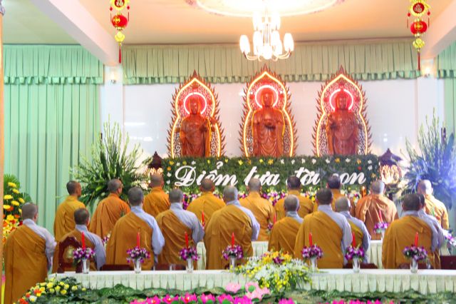 Tiền Giang: lung linh và cảm động đêm mặc niện hoa hồng chùa Nam An