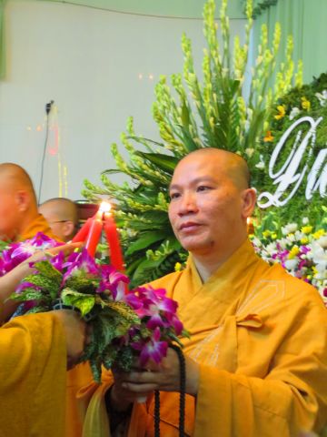 Tiền Giang: lung linh và cảm động đêm mặc niện hoa hồng chùa Nam An