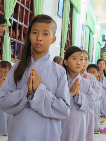 Tiền Giang: lung linh và cảm động đêm mặc niện hoa hồng chùa Nam An