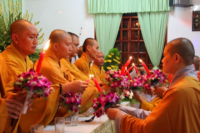 Tiền Giang: lung linh và cảm động đêm mặc niện hoa hồng chùa Nam An