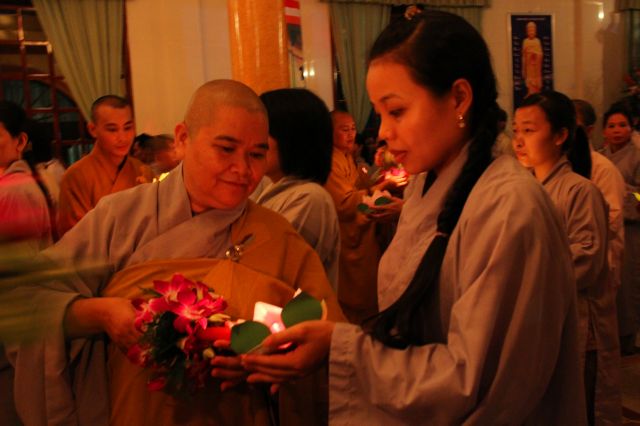 Tiền Giang: lung linh và cảm động đêm mặc niện hoa hồng chùa Nam An