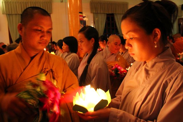 Tiền Giang: lung linh và cảm động đêm mặc niện hoa hồng chùa Nam An