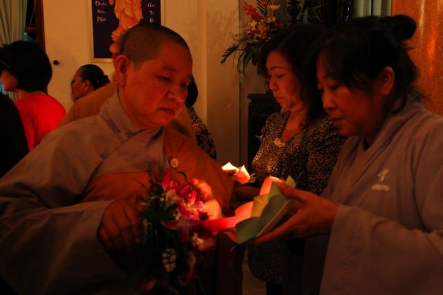 Tiền Giang: lung linh và cảm động đêm mặc niện hoa hồng chùa Nam An