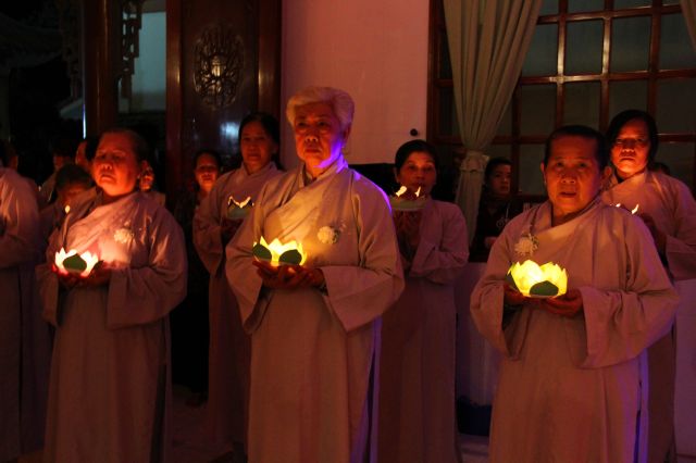 Tiền Giang: lung linh và cảm động đêm mặc niện hoa hồng chùa Nam An