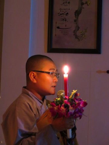 Tiền Giang: lung linh và cảm động đêm mặc niện hoa hồng chùa Nam An