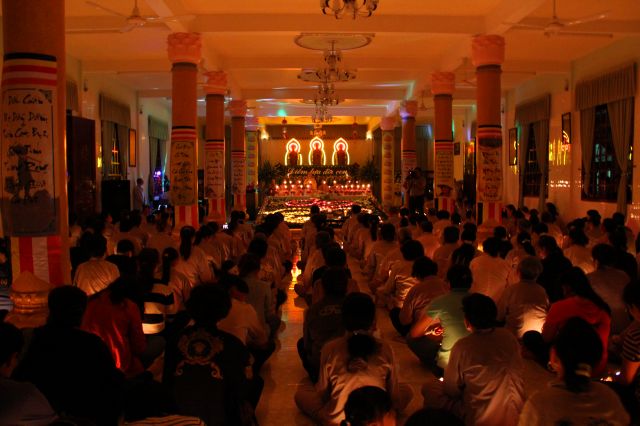 Tiền Giang: lung linh và cảm động đêm mặc niện hoa hồng chùa Nam An