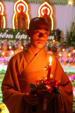 Tiền Giang: lung linh và cảm động đêm mặc niện hoa hồng chùa Nam An