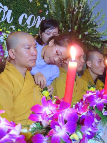Tiền Giang: lung linh và cảm động đêm mặc niện hoa hồng chùa Nam An