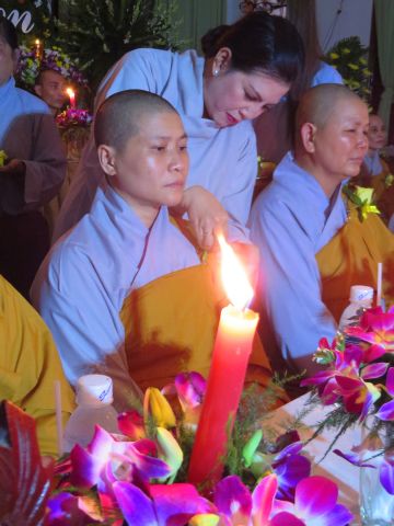 Tiền Giang: lung linh và cảm động đêm mặc niện hoa hồng chùa Nam An