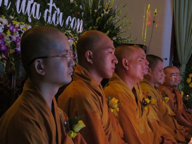 Tiền Giang: lung linh và cảm động đêm mặc niện hoa hồng chùa Nam An