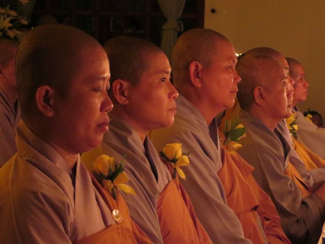 Tiền Giang: lung linh và cảm động đêm mặc niện hoa hồng chùa Nam An