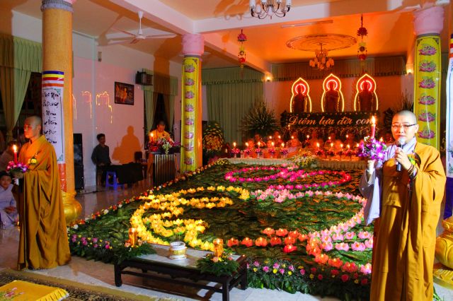 Tiền Giang: lung linh và cảm động đêm mặc niện hoa hồng chùa Nam An