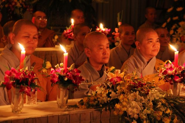 Tiền Giang: lung linh và cảm động đêm mặc niện hoa hồng chùa Nam An