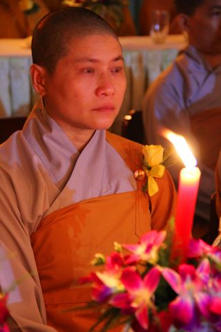 Tiền Giang: lung linh và cảm động đêm mặc niện hoa hồng chùa Nam An