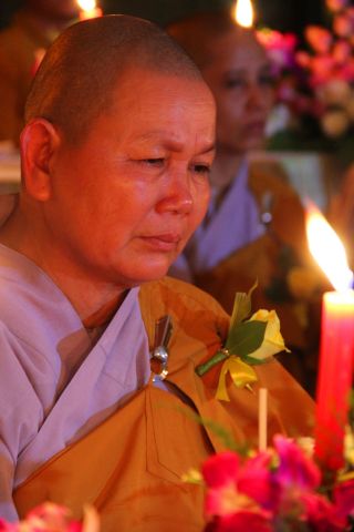 Tiền Giang: lung linh và cảm động đêm mặc niện hoa hồng chùa Nam An