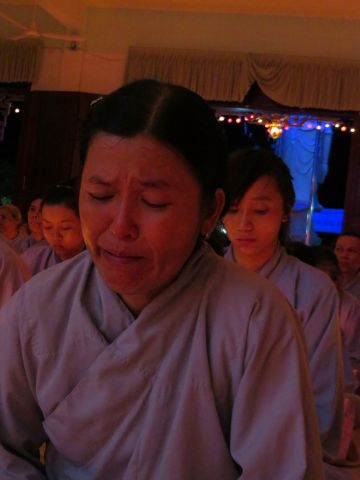 Tiền Giang: lung linh và cảm động đêm mặc niện hoa hồng chùa Nam An