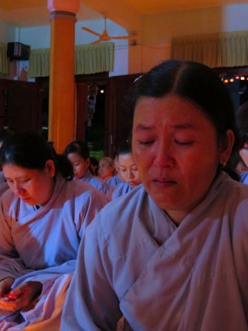 Tiền Giang: lung linh và cảm động đêm mặc niện hoa hồng chùa Nam An