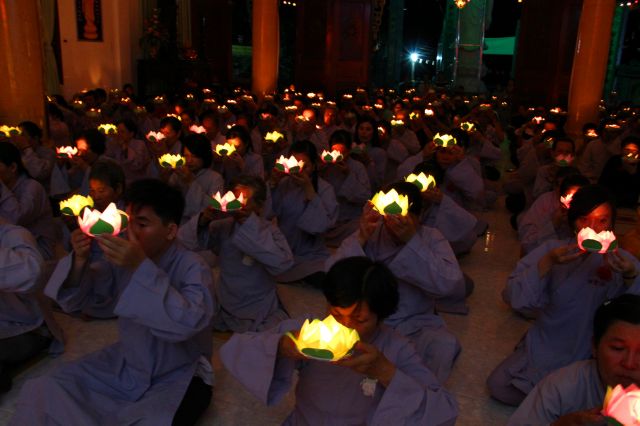 Tiền Giang: lung linh và cảm động đêm mặc niện hoa hồng chùa Nam An