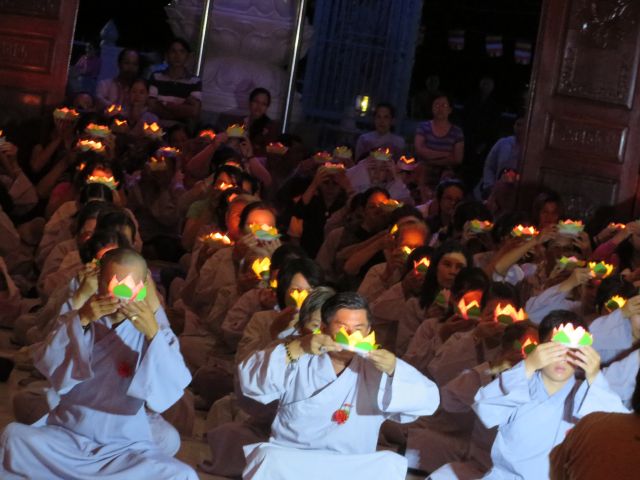 Tiền Giang: lung linh và cảm động đêm mặc niện hoa hồng chùa Nam An