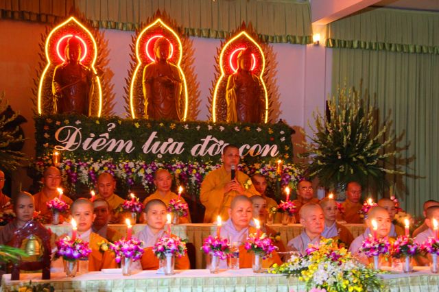 Tiền Giang: lung linh và cảm động đêm mặc niện hoa hồng chùa Nam An