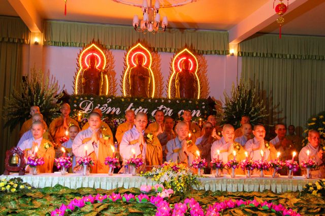 Tiền Giang: lung linh và cảm động đêm mặc niện hoa hồng chùa Nam An