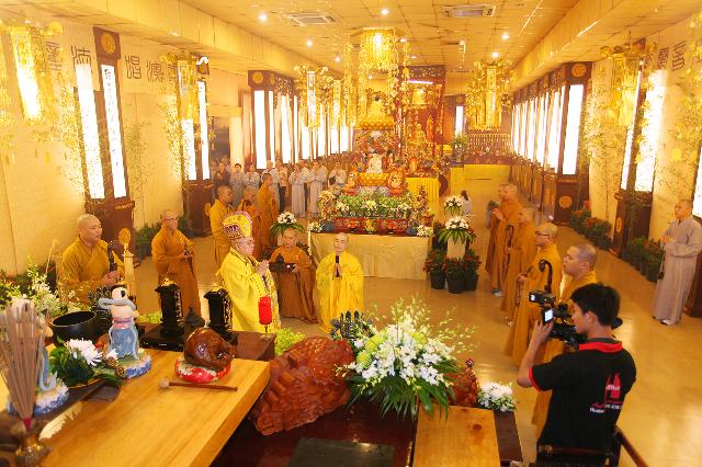 Ngày đầu Pháp hội niệm Phật cầu nguyện Quốc Thái Dân An cầu siêu sản nạn, thai nhi chùa Từ Quang – 2013