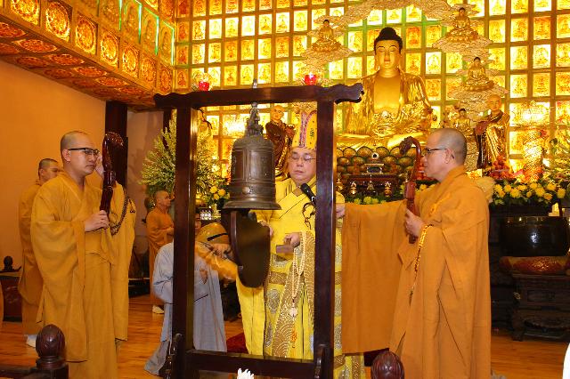 Ngày đầu Pháp hội niệm Phật cầu nguyện Quốc Thái Dân An cầu siêu sản nạn, thai nhi chùa Từ Quang – 2013