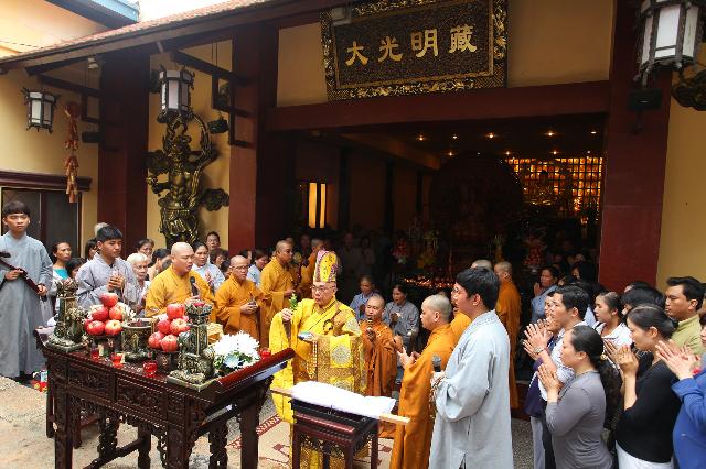 Ngày đầu Pháp hội niệm Phật cầu nguyện Quốc Thái Dân An cầu siêu sản nạn, thai nhi chùa Từ Quang – 2013