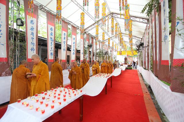 Ngày đầu Pháp hội niệm Phật cầu nguyện Quốc Thái Dân An cầu siêu sản nạn, thai nhi chùa Từ Quang – 2013
