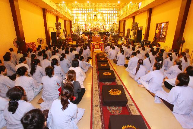 Ngày đầu Pháp hội niệm Phật cầu nguyện Quốc Thái Dân An cầu siêu sản nạn, thai nhi chùa Từ Quang – 2013